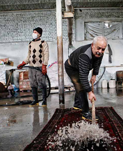 شستشوی سنتی قالی در قالیشویی شهرک مهدیه قم